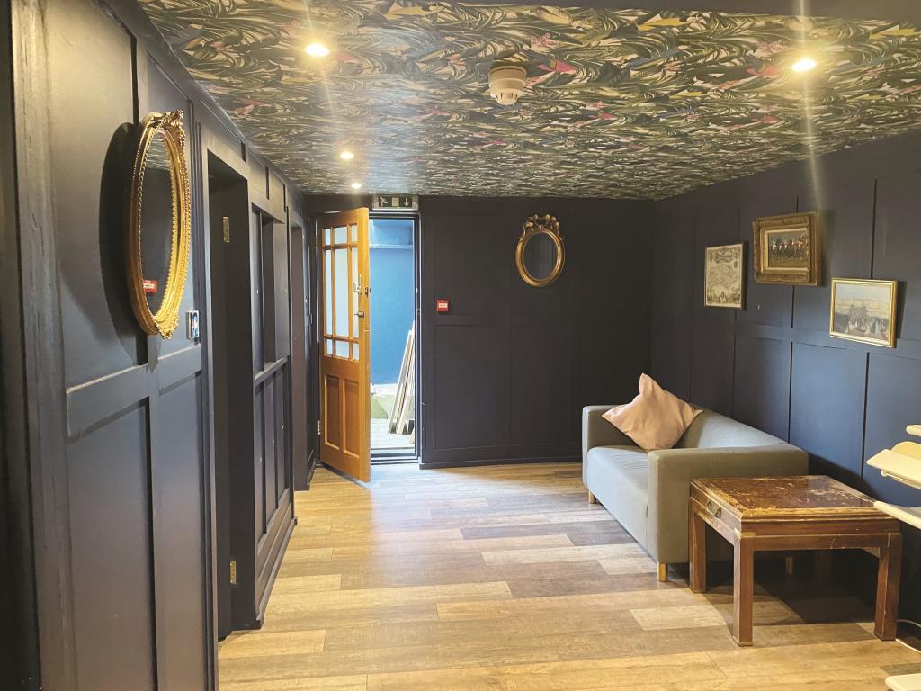 Lot: 97 - BOUTIQUE GUEST HOUSE WITH POTENTIAL CLOSE TO THE SEAFRONT - Resident's Living Room